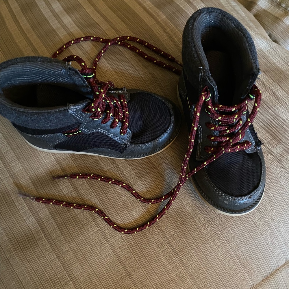 OshKosh boys high top shoes / boots - Size 7